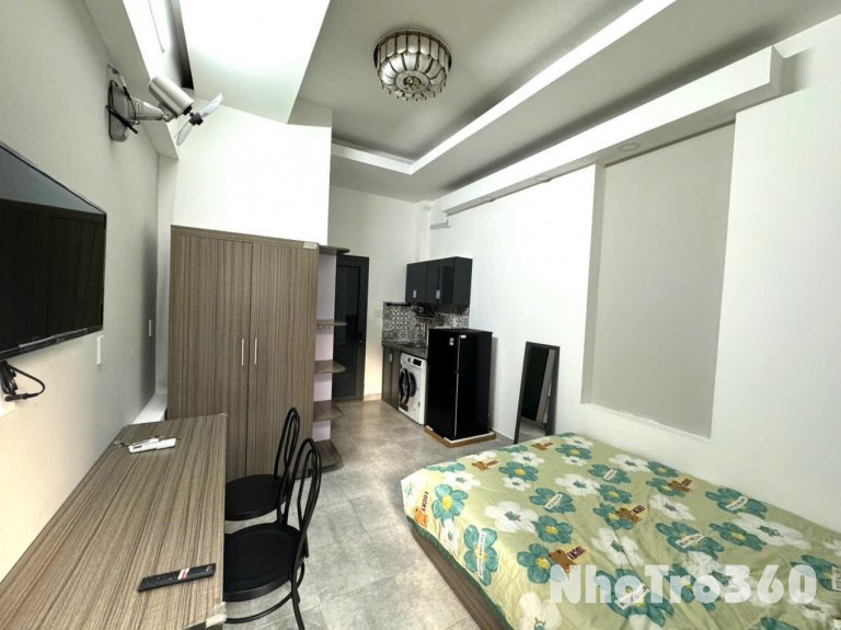 Cho thuê căn hộ ban công, Q10 || đường 3 Tháng 2 || gần Vạn Hạnh Mall, Nhà Thờ Đồng Tiến, Huflit