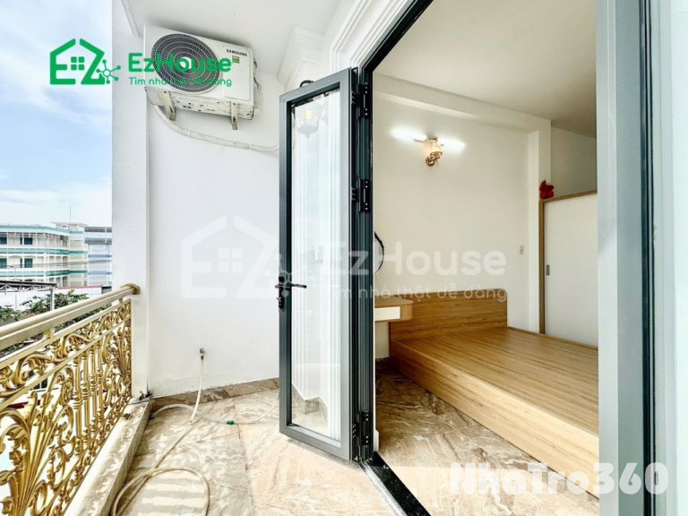 Phòng full nội thất, ban công, tách bếp