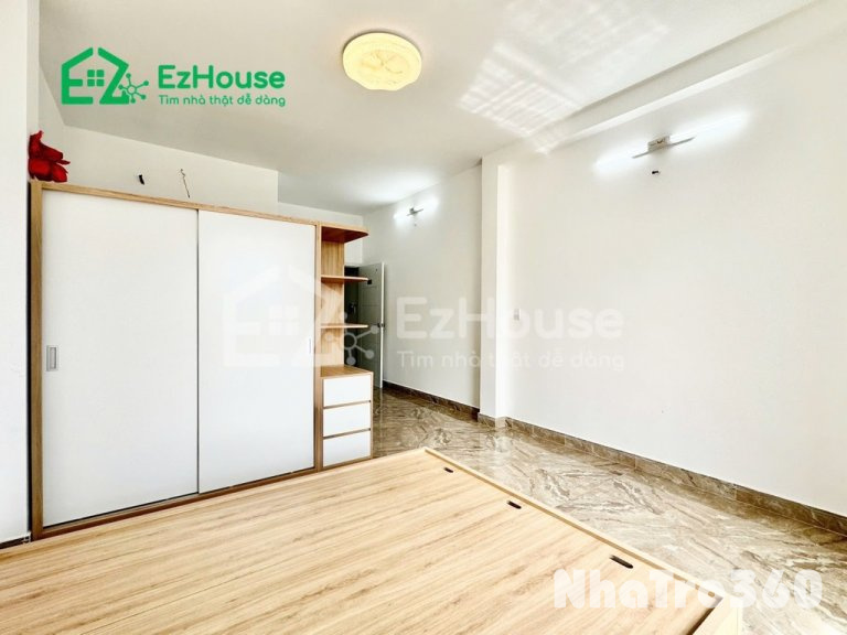 Phòng full nội thất, ban công, tách bếp