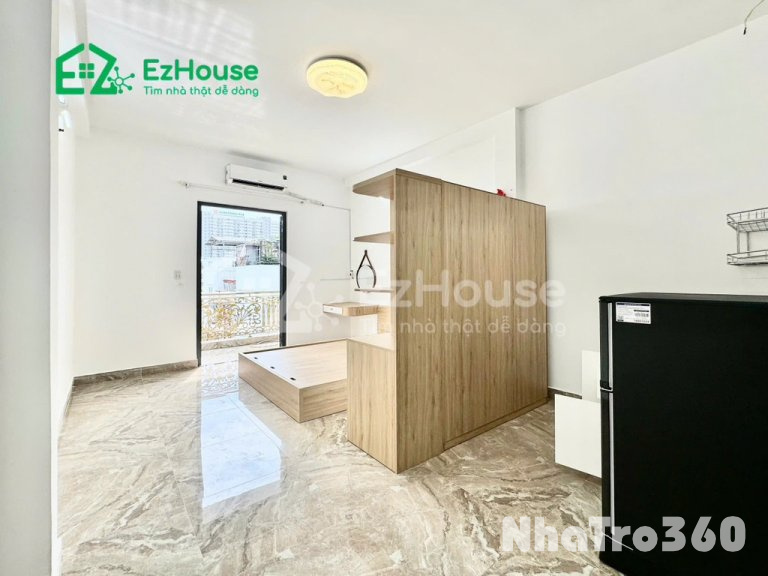 Phòng full nội thất, ban công, tách bếp