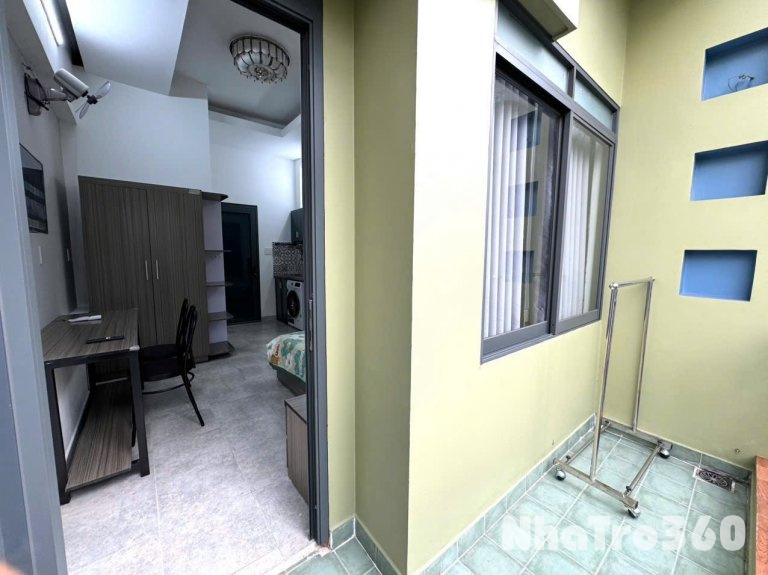 Cho thuê căn hộ ban công, Q10 || đường 3 Tháng 2 || gần Vạn Hạnh Mall, Nhà Thờ Đồng Tiến, Huflit