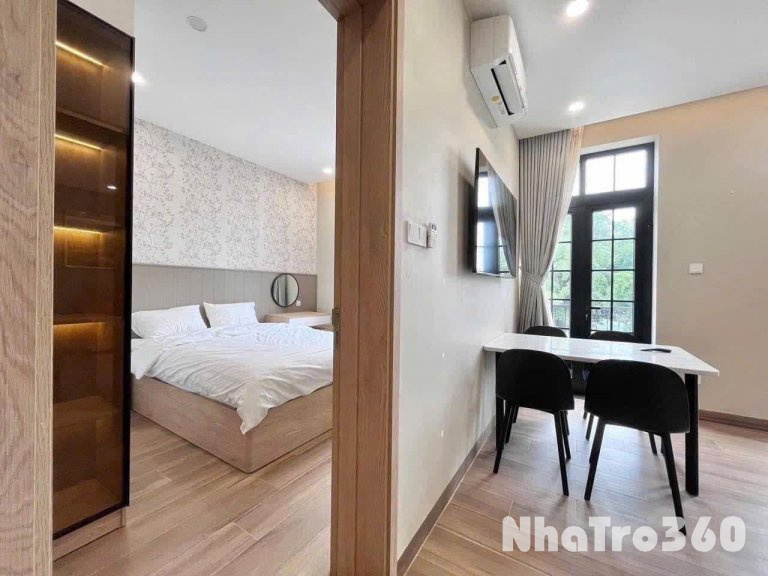 Trống 1PN với chiếc ban công siêu to khổng lồ