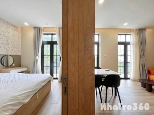 Trống 1PN với chiếc ban công siêu to khổng lồ