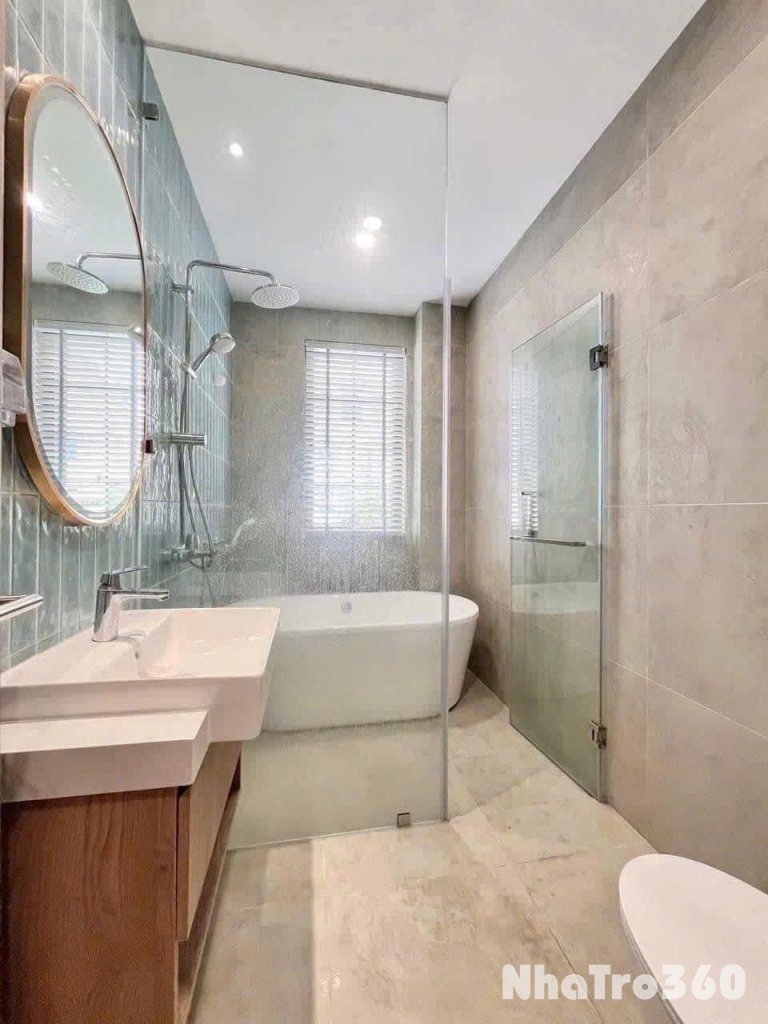 Trống 1PN với chiếc ban công siêu to khổng lồ