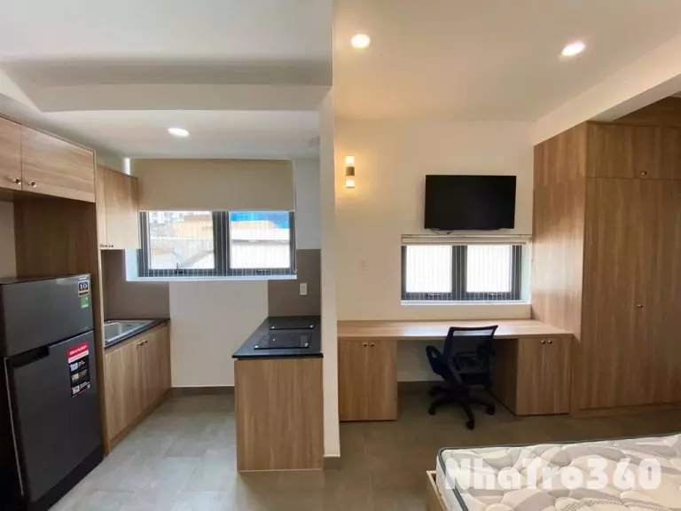 CĂN HỘ CỬA SỔ TÁCH BẾP FULL NỘI THẤT QUẬN 1