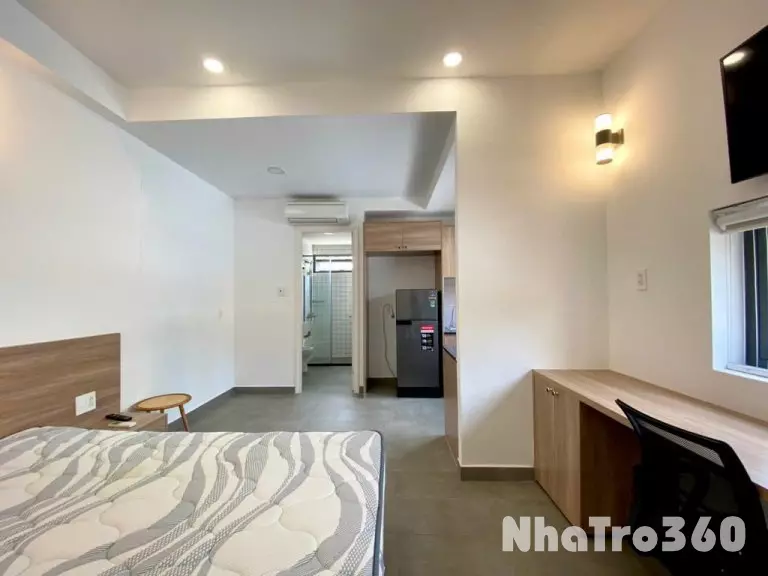 CĂN HỘ CỬA SỔ TÁCH BẾP FULL NỘI THẤT QUẬN 1