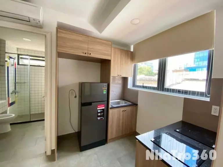CĂN HỘ CỬA SỔ TÁCH BẾP FULL NỘI THẤT QUẬN 1