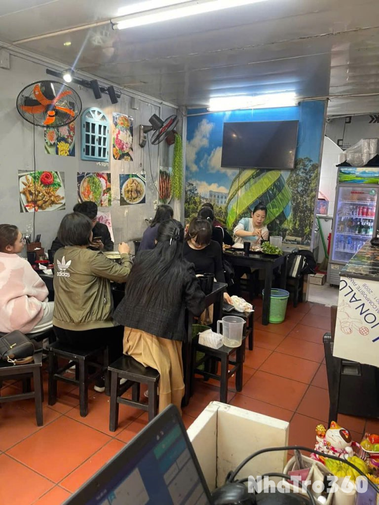 SANG NHƯỢNG CỬA HÀNG TẠI PHỐ ẨM THỰC NGUYỄN VĂN TUYẾT
