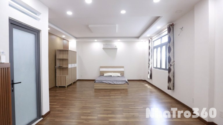 Phòng full nội thất, cửa sổ to, tự do
