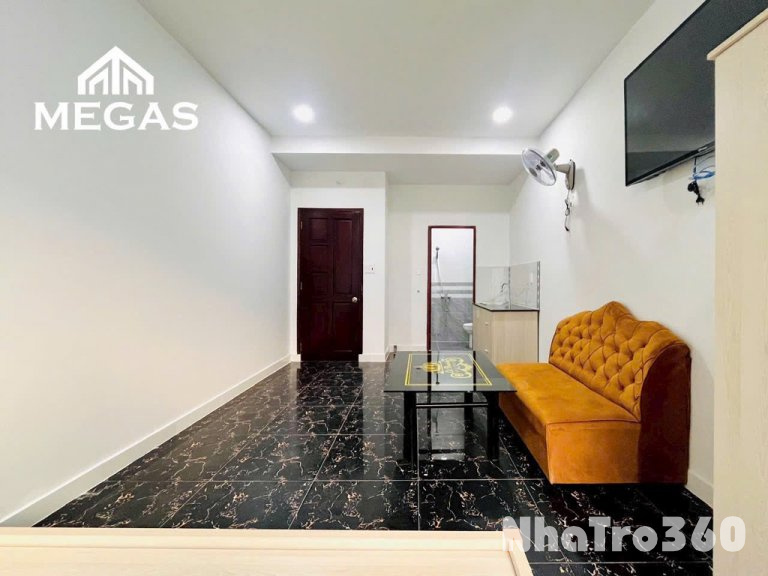 Phòng nét giá mềm Q6 , Full nội thất , bancol to