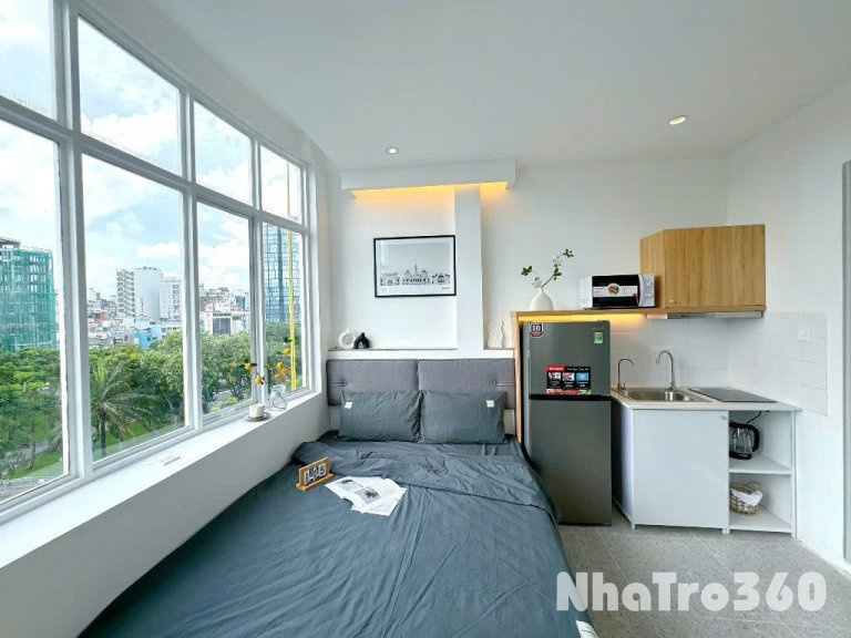 Căn hộ cho thuê tựa như penthouse ngay trung tâm quận 1, cửa sổ lớn đón nắng