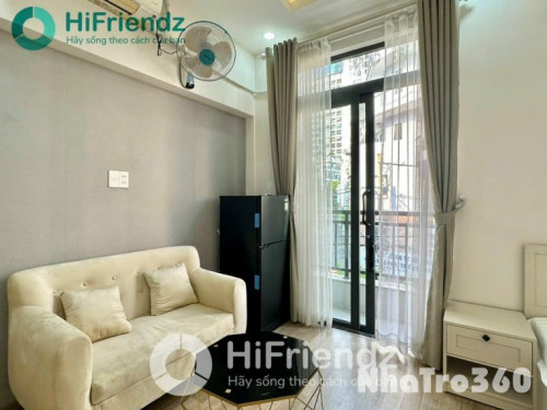 Studio ban công cửa sổ thoáng mát