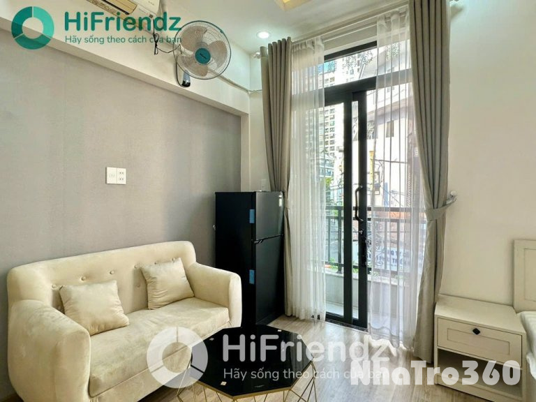 Studio ban công cửa sổ thoáng mát
