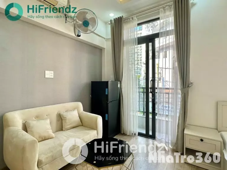 Studio ban công cửa sổ thoáng mát