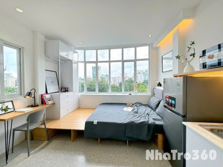 Căn hộ cho thuê tựa như penthouse ngay trung tâm quận 1, cửa sổ lớn đón nắng