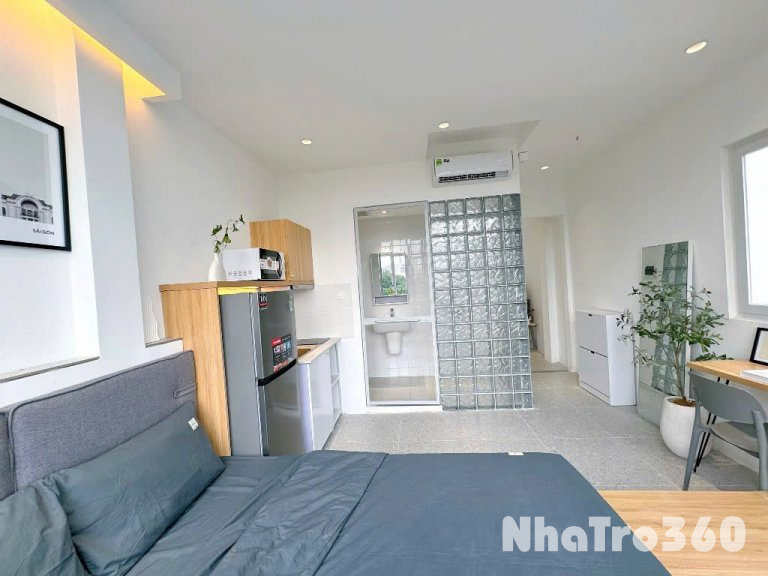 Căn hộ cho thuê tựa như penthouse ngay trung tâm quận 1, cửa sổ lớn đón nắng