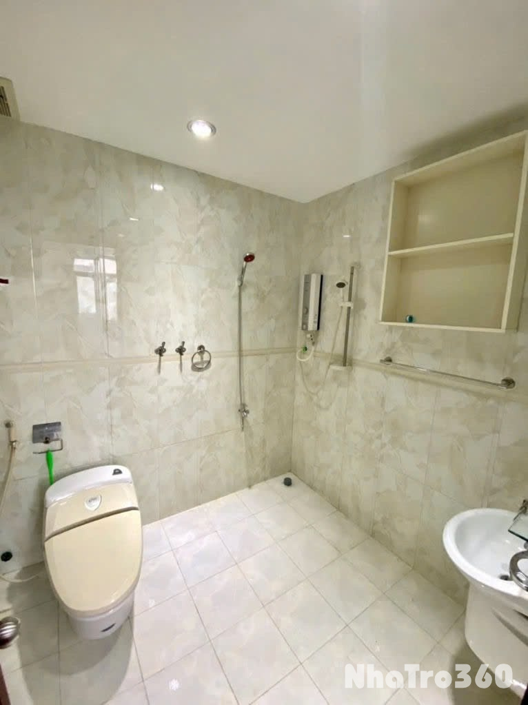 Ban công, tách bếp, kế VHU, rộng thoáng