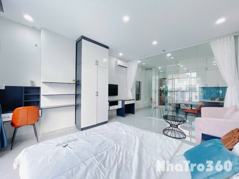 Phòng siêu rộng siêu đẹp ban công ngay Lê Văn Sỹ