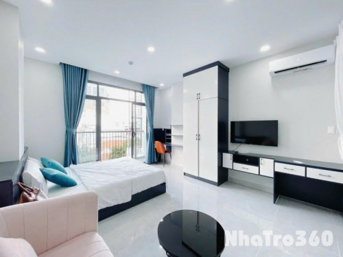 Phòng siêu rộng siêu đẹp ban công ngay Lê Văn Sỹ