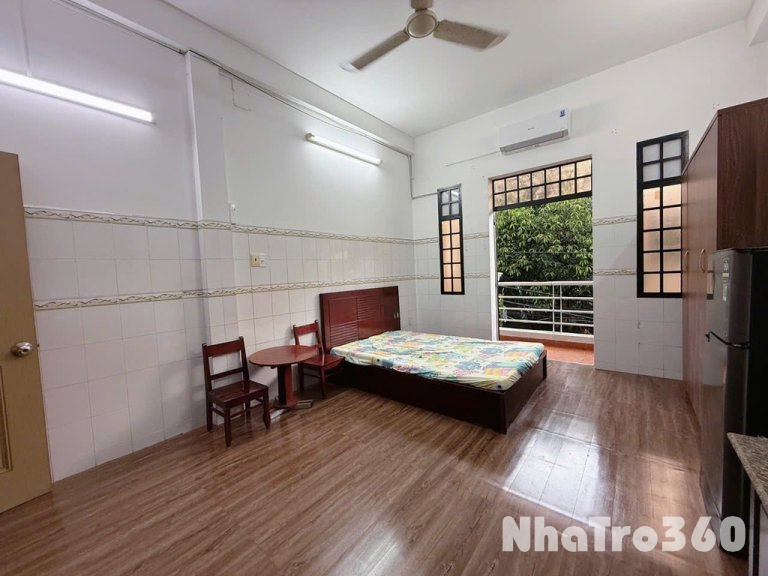 Full nội thất, ban công, sạch sẽ, tự do