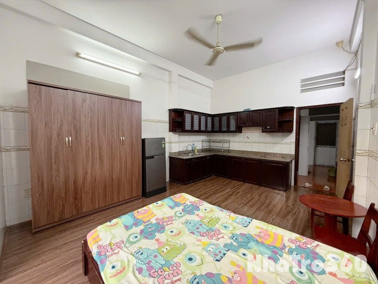 Full nội thất, ban công, sạch sẽ, tự do