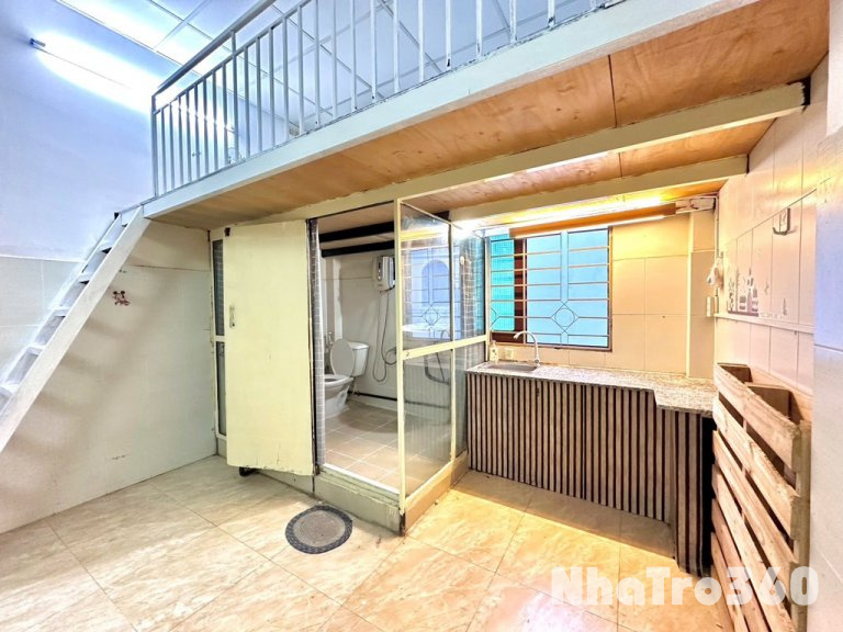 Trống sẵn phòng gác full nội thất cửa sổ CMT8 Q3