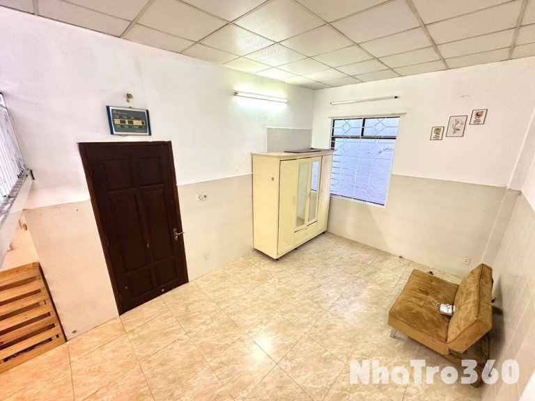 Trống sẵn phòng gác full nội thất cửa sổ CMT8 Q3