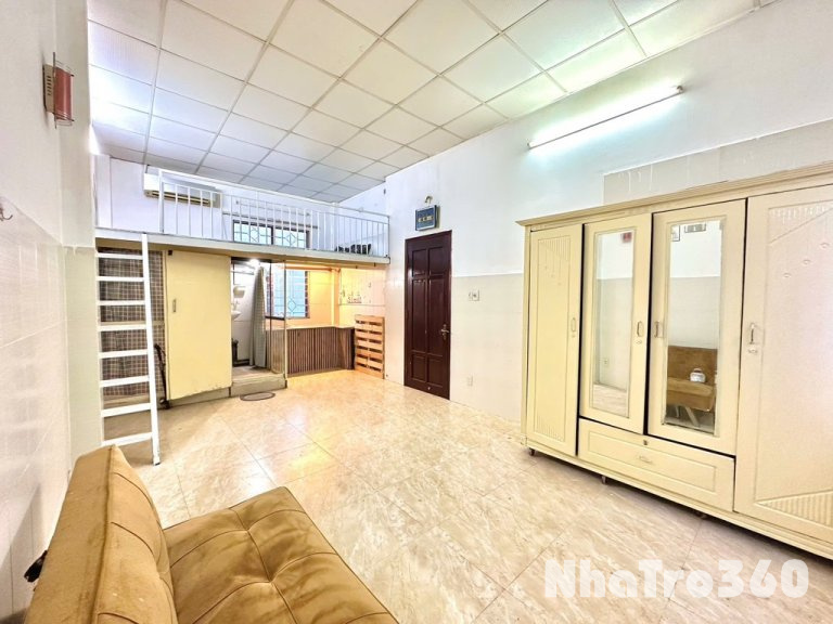 Trống sẵn phòng gác full nội thất cửa sổ CMT8 Q3