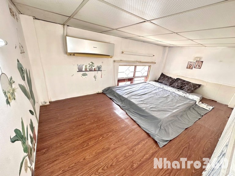 Trống sẵn phòng gác full nội thất cửa sổ CMT8 Q3