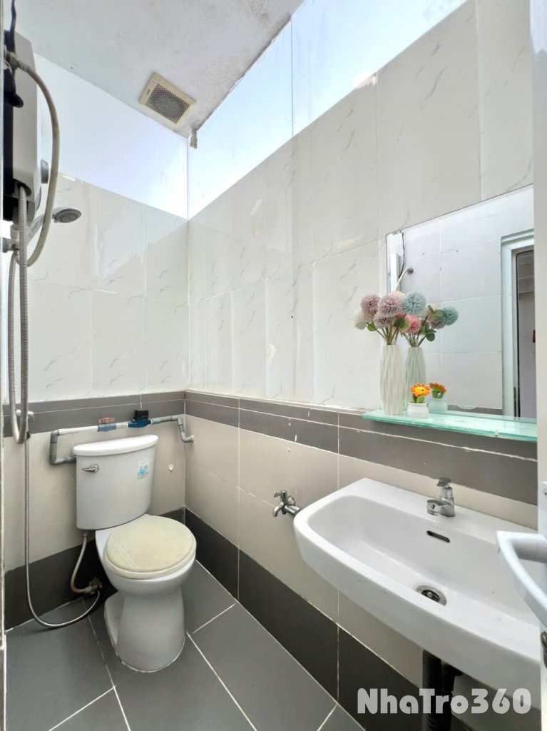 TRỐNG LẠI CĂN HỘ DUPLEX BAN CÔNG SIÊU RỘNG NGAY CMT8 Q10 –  gần vòng xoay Công trường Dân chủ