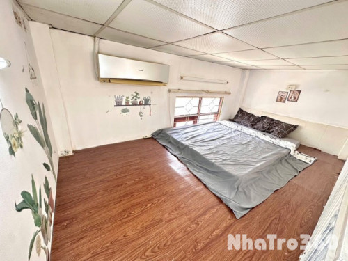 Trống sẵn phòng gác full nội thất cửa sổ CMT8 Q3