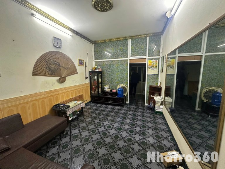 Cho thuê căn hộ Tập thể tầng 2 ngõ 133 Nguyễn Trãi, 120m2, 3 ngủ, 2 vệ sinh, 8tr5 ở gđ, nhóm