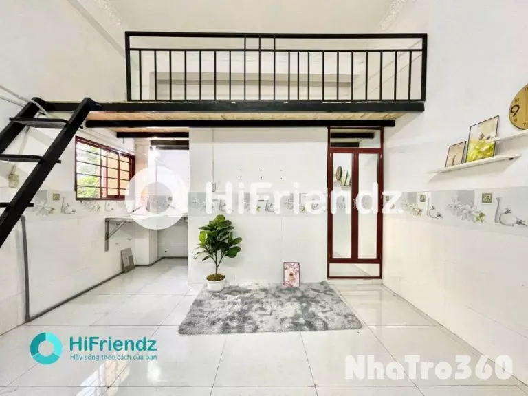 Cửa sổ lớn, có gác, rộng thoáng, bao mát