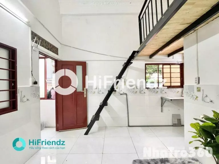 Cửa sổ lớn, có gác, rộng thoáng, bao mát