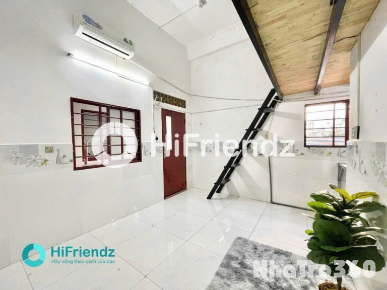Cửa sổ lớn, có gác, rộng thoáng, bao mát
