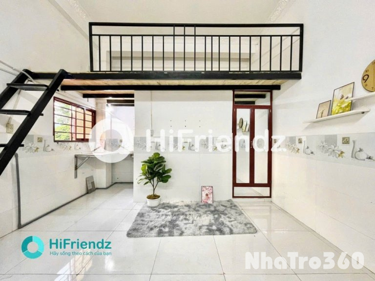 Cửa sổ lớn, có gác, rộng thoáng, bao mát