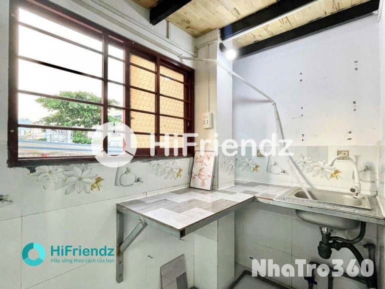 Cửa sổ lớn, có gác, rộng thoáng, bao mát