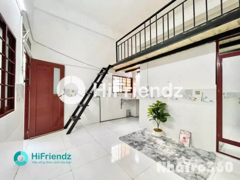 Cửa sổ lớn, có gác, rộng thoáng, bao mát