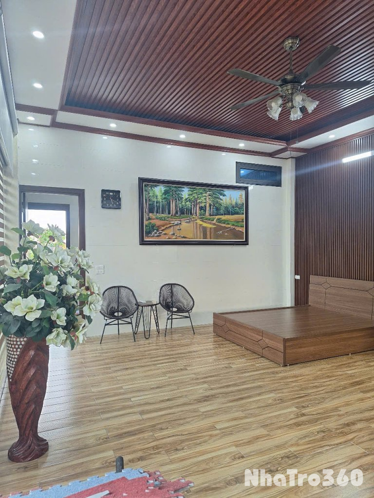 Cho thuê nhà có sân vườn + kho xưởng mặt phố Ngọc Thụy, Long Biên, HN. Dt 550m2