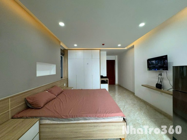 Cho thuê căn hộ Q5, đường Nguyễn Tri Phương, tách bếp, thang máy, máy giặt riêng