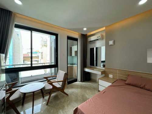 Cho thuê căn hộ Q5, đường Nguyễn Tri Phương, tách bếp, thang máy, máy giặt riêng