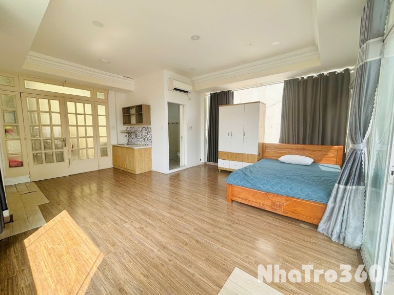 Căn hộ full nội thất cơ bản với ban công đón nắng có thể ở liền