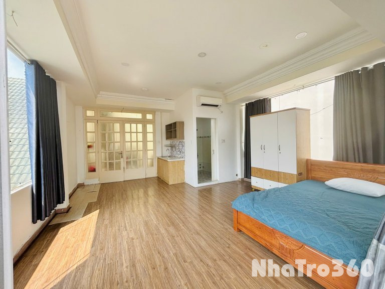 Căn hộ full nội thất cơ bản với ban công đón nắng có thể ở liền