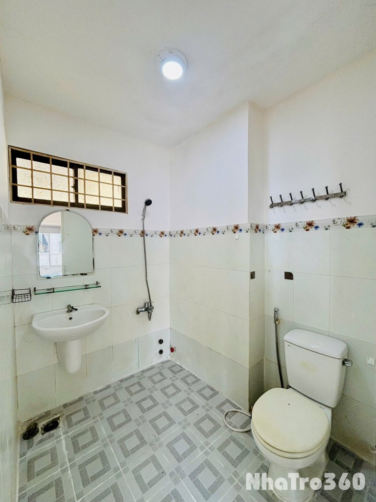 Căn hộ full nội thất cơ bản với ban công đón nắng có thể ở liền