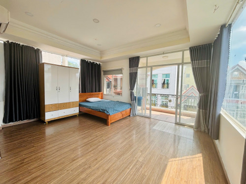 Căn hộ full nội thất cơ bản với ban công đón nắng có thể ở liền