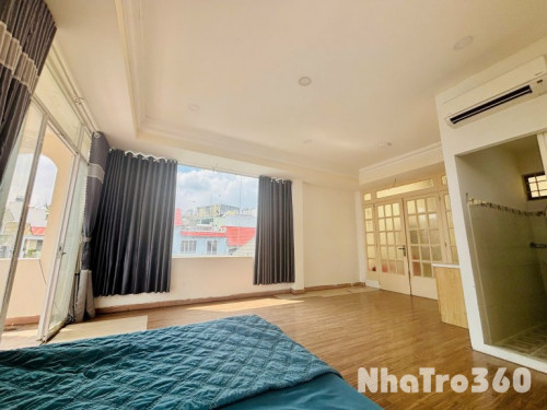 Căn hộ full nội thất cơ bản với ban công đón nắng có thể ở liền