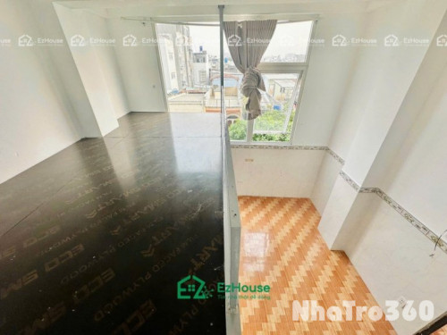 Ban công, cửa sổ lớn, có gác, không nội thất