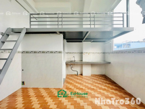 Ban công, cửa sổ lớn, có gác, không nội thất