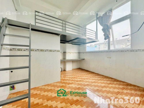Ban công, cửa sổ lớn, có gác, không nội thất