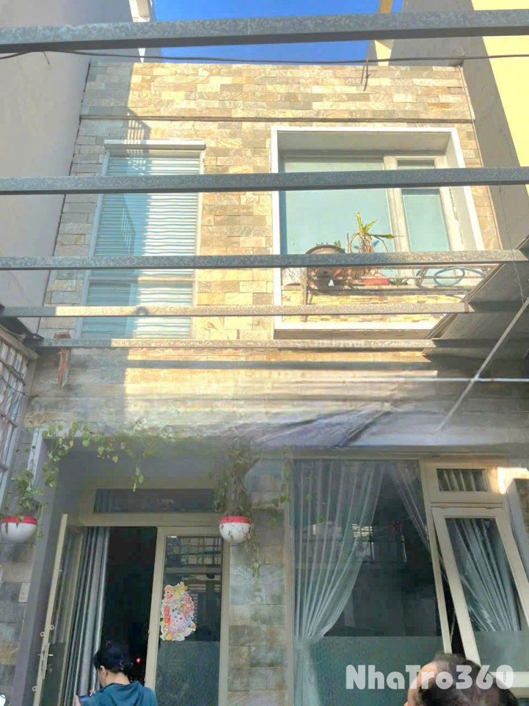 ✅ ✅ Nhà cho thuê gần Trường Cao Đẵng Điện Lực- tx 33  phường Thạnh Xuân quận 12 
👉 Đường thông xe tải 🚛 
👉 Dt. 5x 24. Nhà 1 lầu rộng có giếng trời thông thoáng 2 phòng ngủ , 3 wc 
👉 Có bồn tắm + 2 máy lạnh 
❌️ Giá 9 triệu - cọc 1 tháng